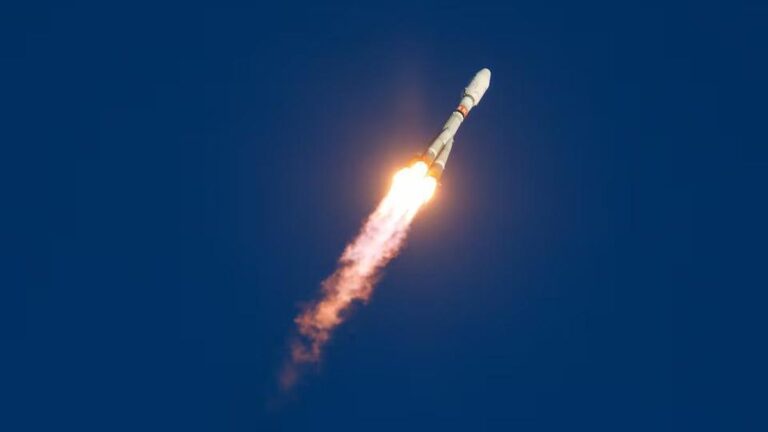 Rusia Sukses Meluncurkan 52 Satelit Luar Angkasa Terbaru 2025
