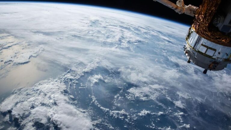 Kiamat di Orbit Bumi: Risiko Satelit karena Sistem AI Otomatis